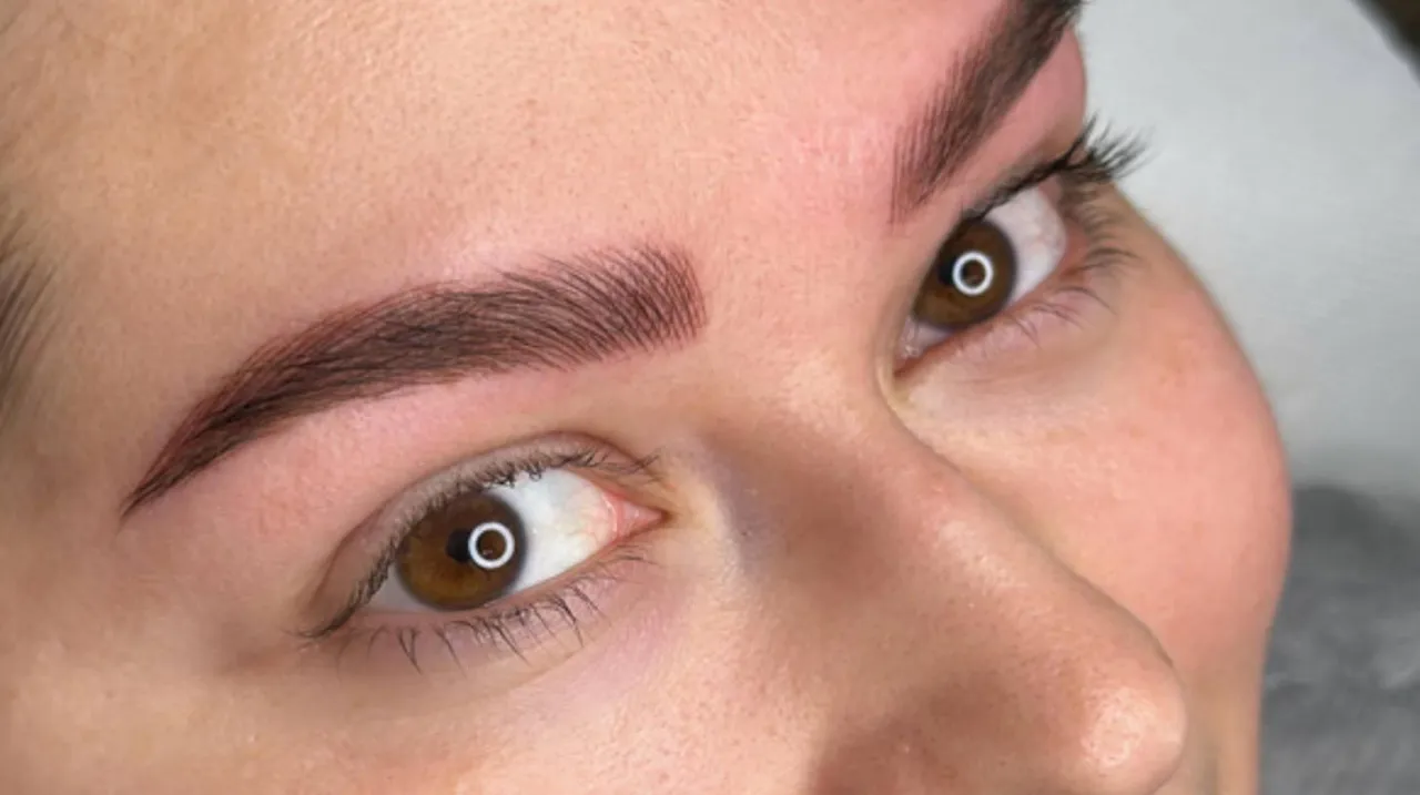 Piękne brwi permanentne metodą włoskową, podkreślające spojrzenie.