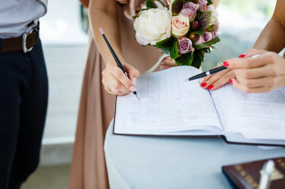 para składająca dokumenty w urzędzie stanu cywilnego