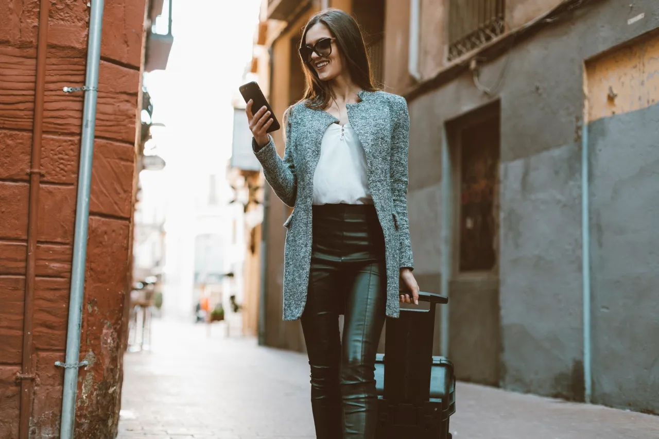 Kompletne stylizacje ze skórzanymi spodniami na różne okazje