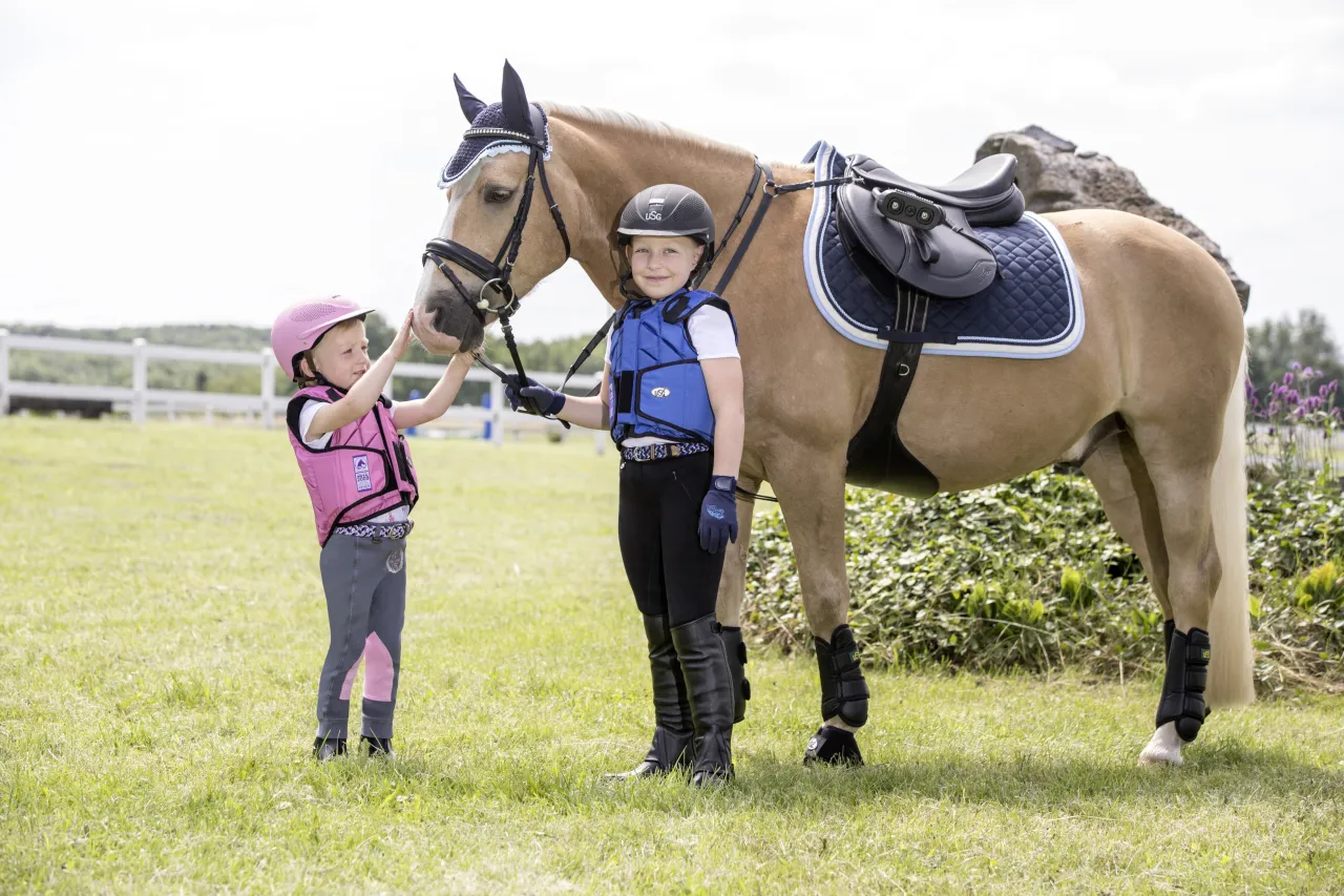 Kamizelka jeździecka dla dziecka dopasowanie