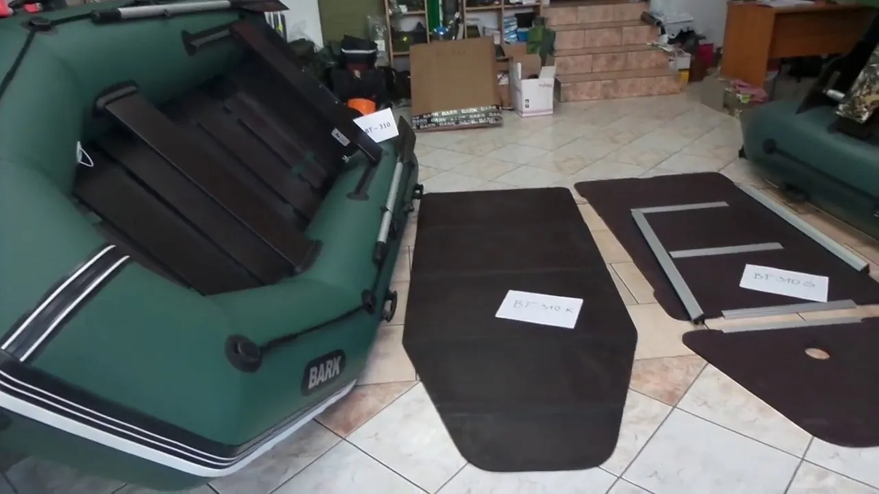 Rodzaje podłóg w pontonach (dmuchana, listwowa, sztywna) porównanie