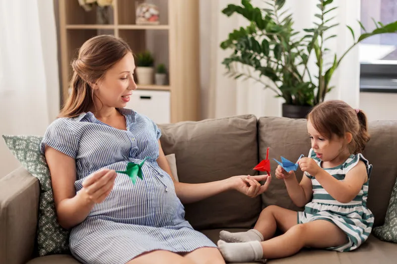 kobieta na urlopie wychowawczym z dzieckiem