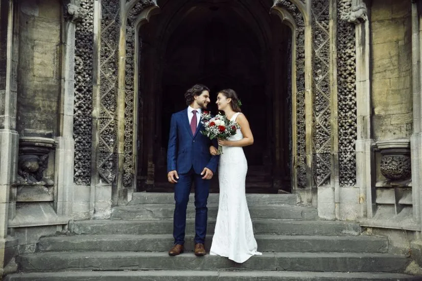 Młoda para w kancelarii parafialnej, formalności przedślubne