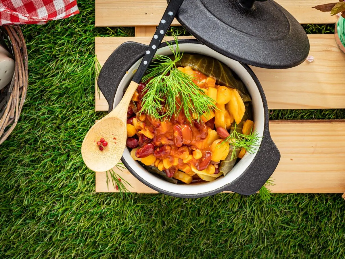 Rodzina przy ognisku z kociołkiem