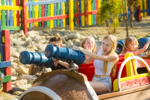 dzieci bawiące się w parku rozrywki Energylandia