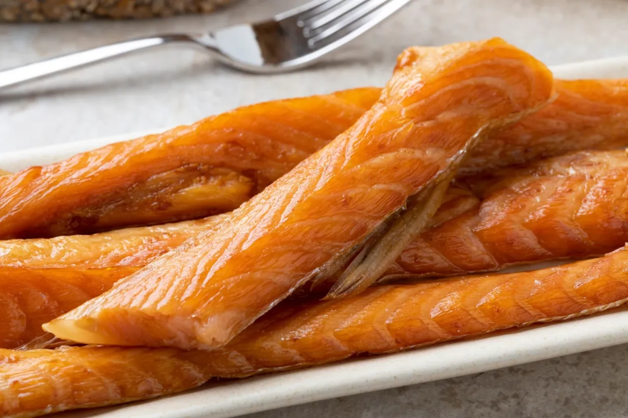 porównanie fileta z łososia i brzuszków