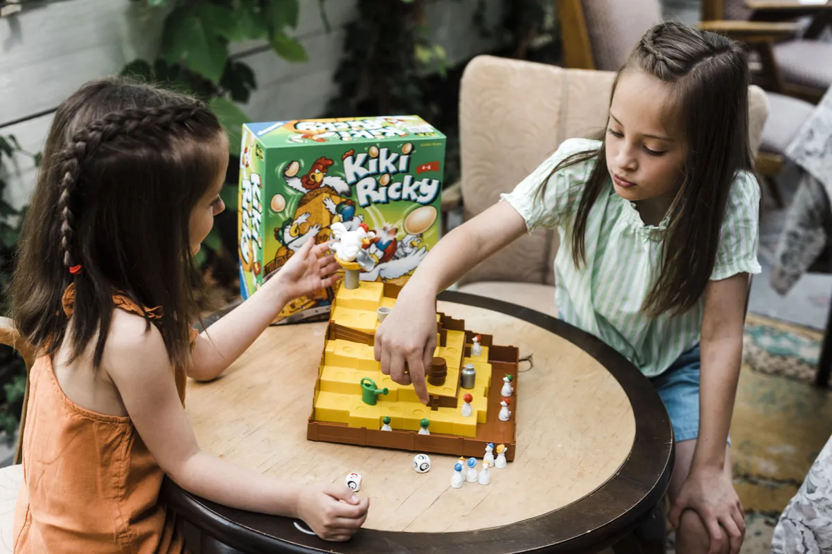 dziecko gra w riki tiki