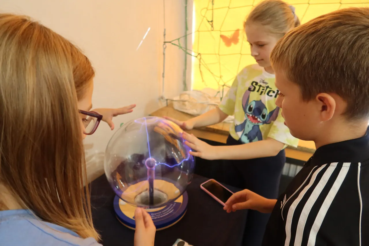 dziecko eksperymentujące w muzeum nauki