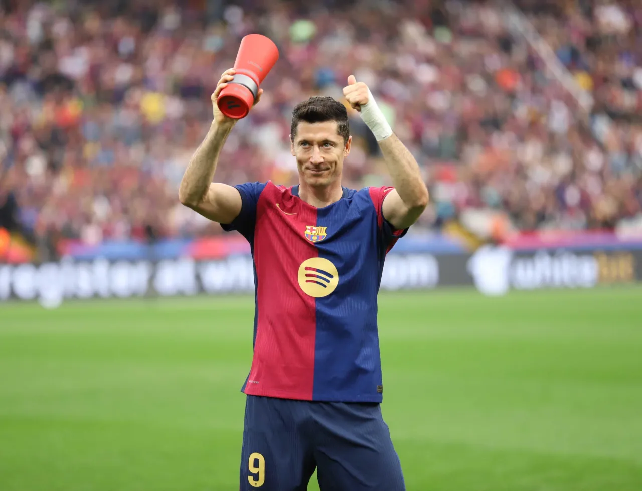 Robert Lewandowski z pucharem, kciuk w górę. Jego forma sugeruje, że jest liderem klasyfikacji strzelców Ligi Mistrzów.