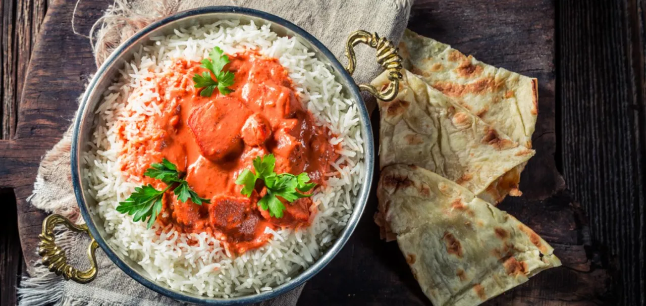 indyjski posiłek z kurczakiem tandoori ryżem i naan