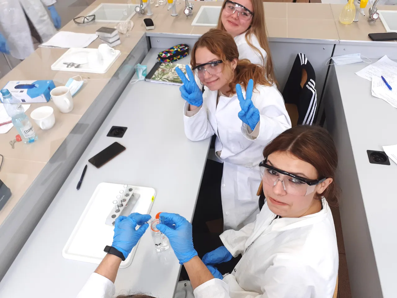 Studentka medycyny w laboratorium