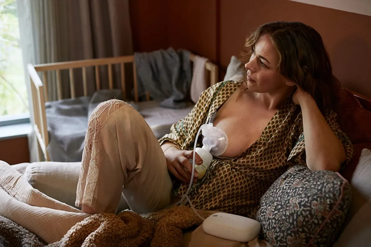 kobieta z laktatorem spokojne wyciszanie laktacji