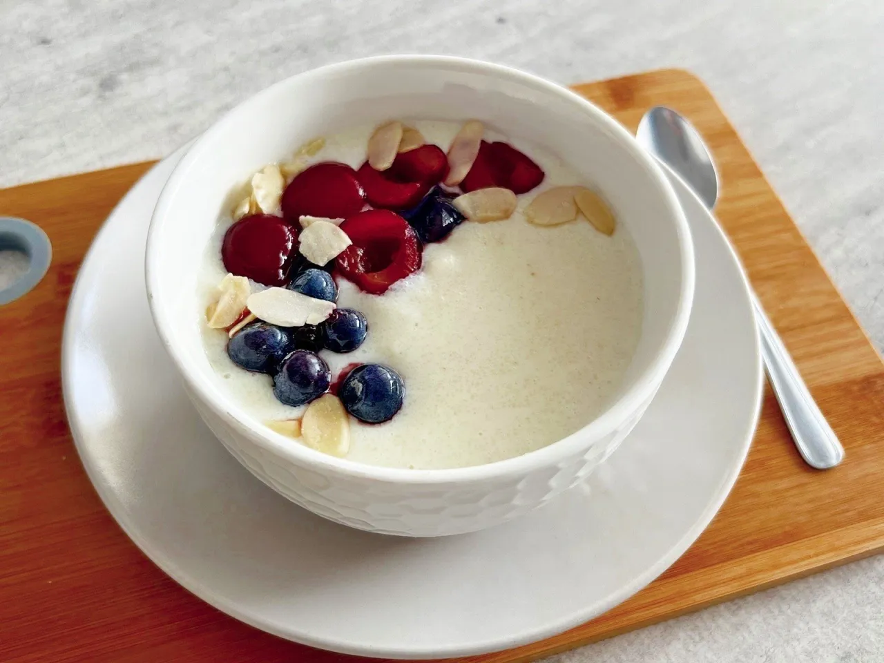 kaszka manna na mleku z owocami