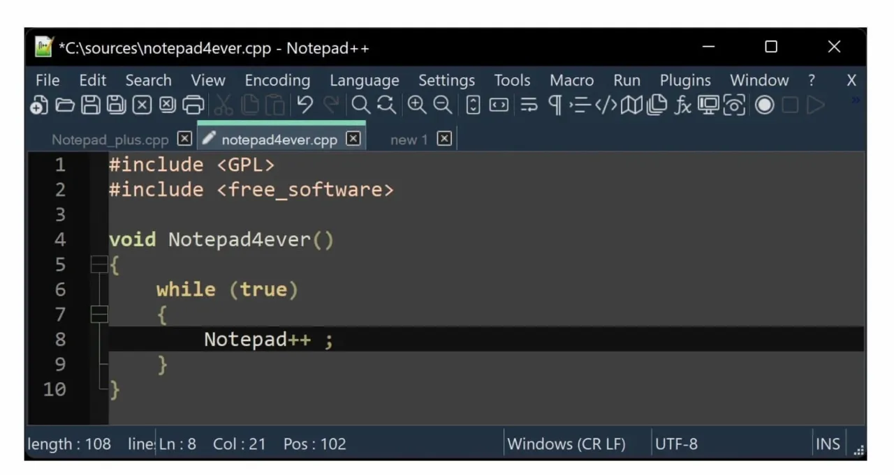 Notepad++ to świetne miejsce, gdzie pisać HTML i inne kody. Widać fragment kodu C++ z komentarzami.