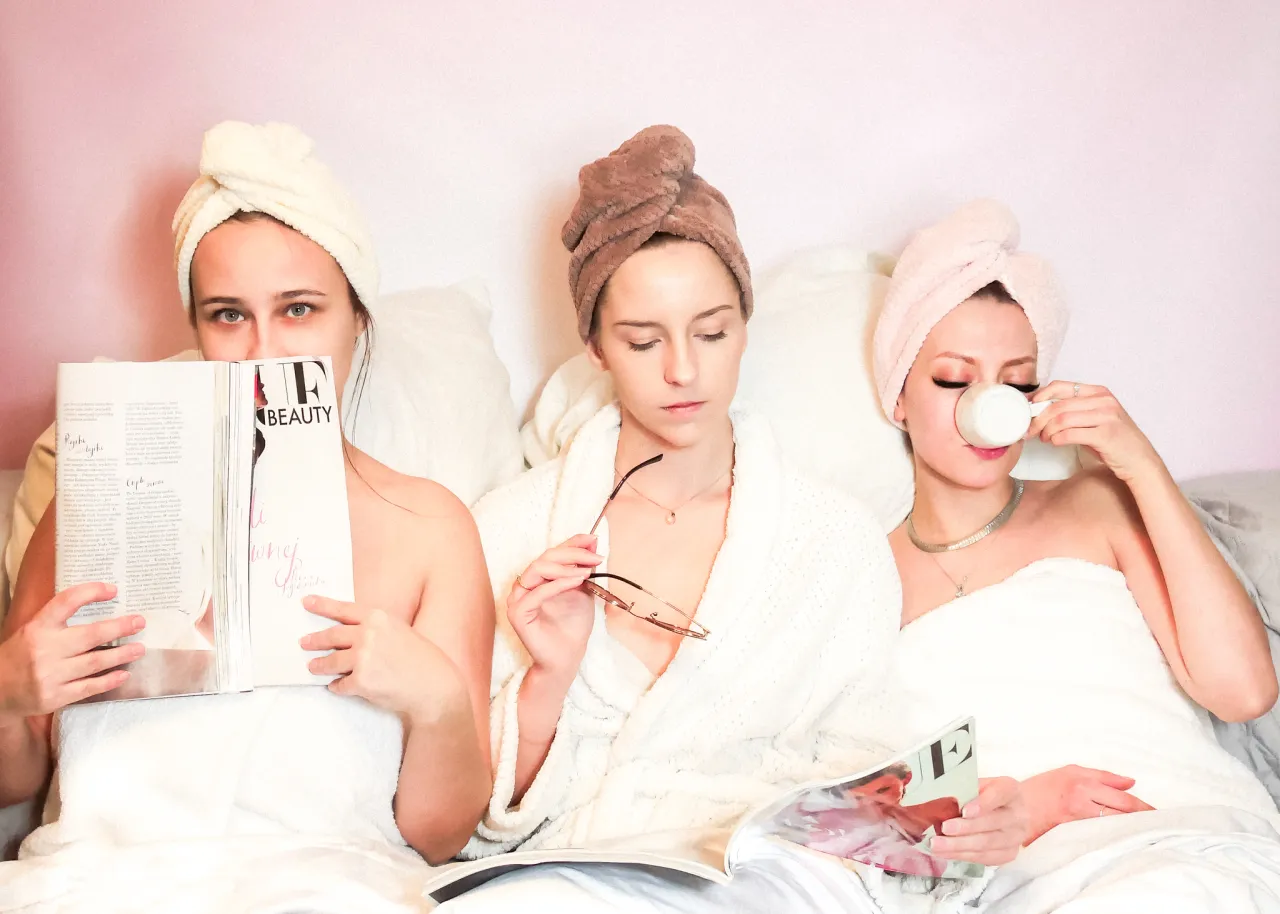 kobieta nakładająca maskę na mokre włosy krok po kroku