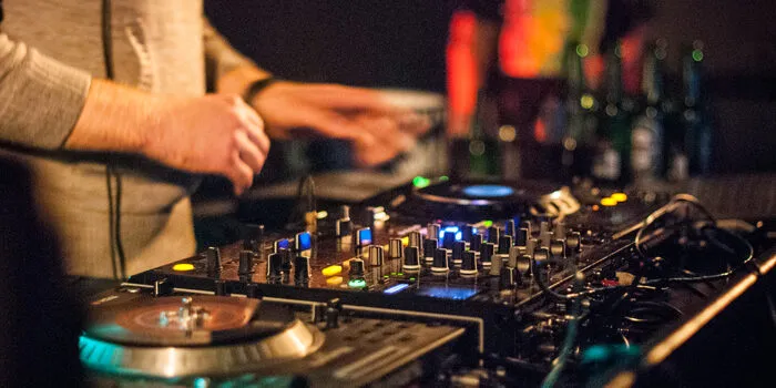 Zdjęcie Ile kosztuje DJ na 50 urodziny? Ceny, które mogą Cię zaskoczyć