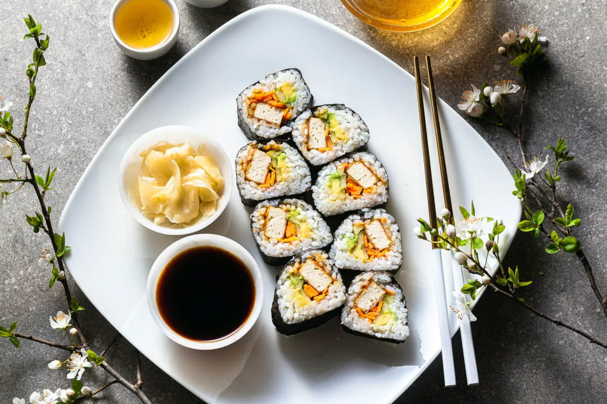 Zdjęcie Z czym zrobić sushi wegetariańskie? Odkryj najlepsze składniki!