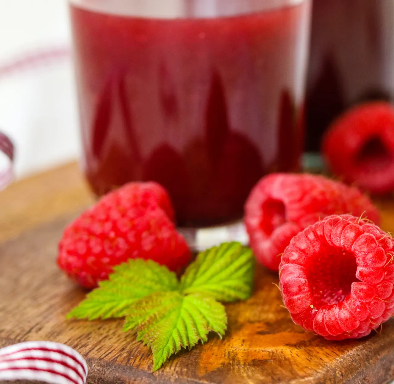 Zdjęcie Jak zrobić syrop malinowy w prosty sposób - sprawdzony przepis na zimę