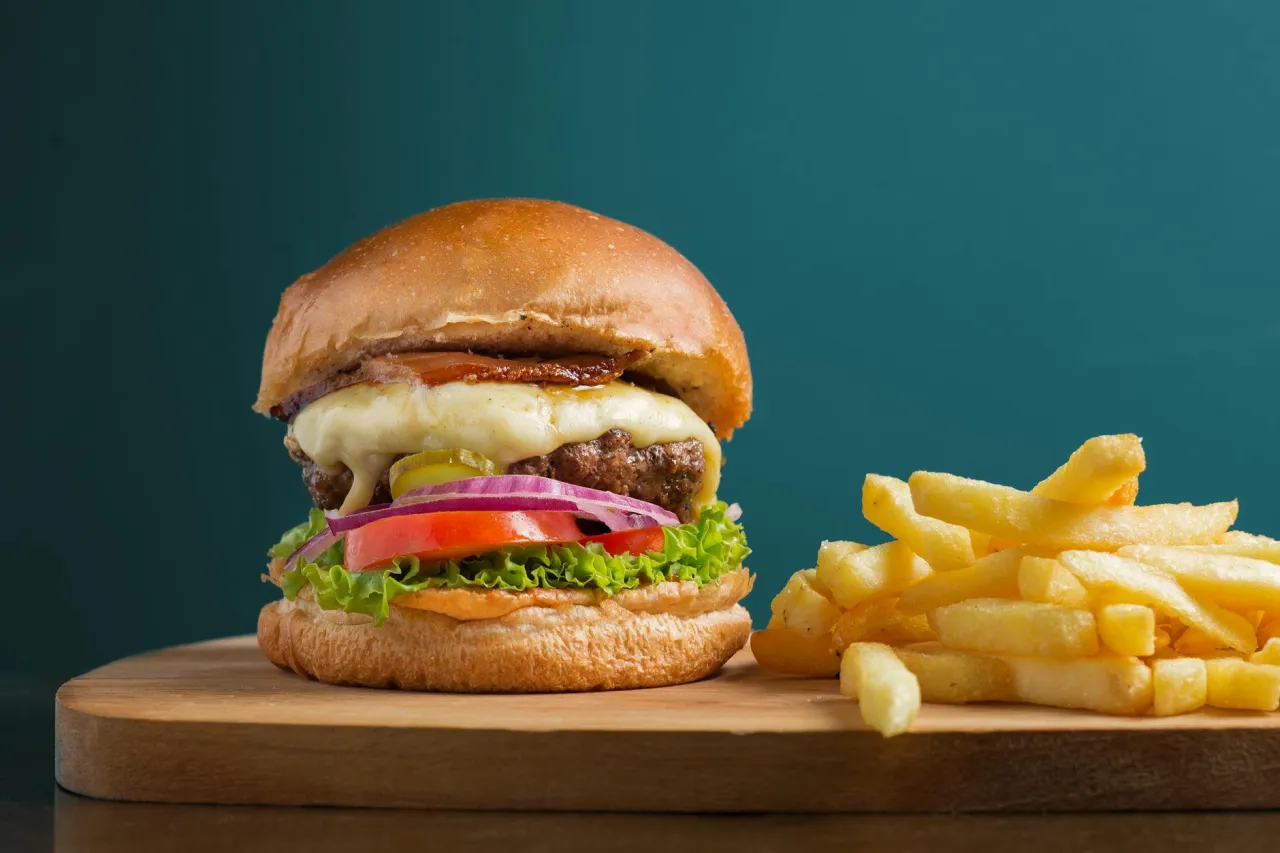 Zdjęcie Czym się różni hamburger od burgera? Odkryj zaskakujące różnice
