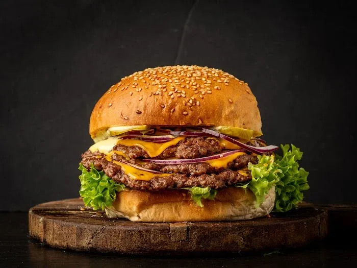 Zdjęcie Burger z czym? Odkryj najlepsze dodatki, które zmienią smak!
