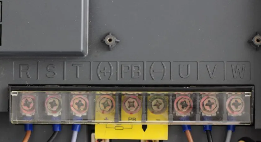Zdjęcie Jak prawidłowo dobrać uchwyt do silnika elektrycznego: kompletny poradnik