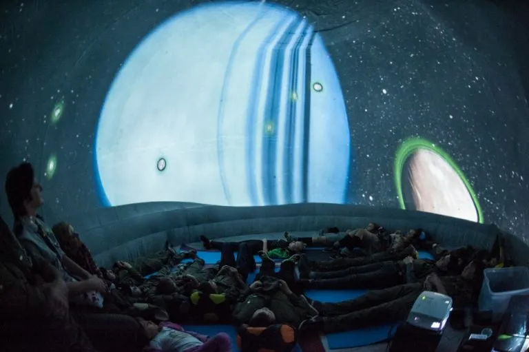 Zdjęcie Kino sferyczne - co to jest i jak zmienia nasze doświadczenia filmowe