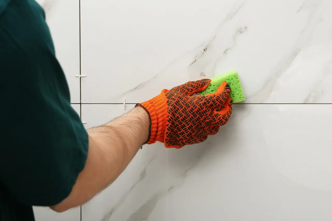 Zdjęcie Jak skutecznie usunąć klej z kamienia dekoracyjnego bez uszkodzeń – sprawdzone metody