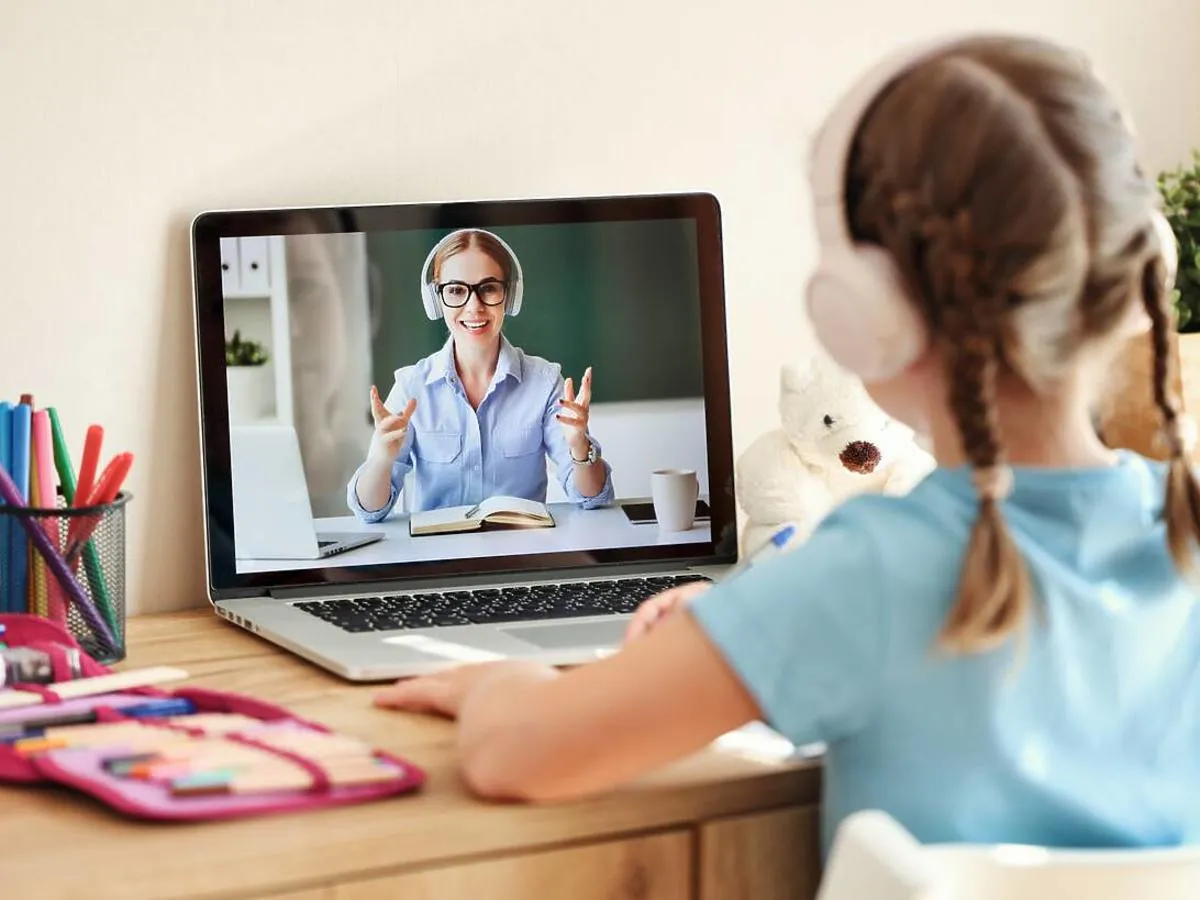 Zdjęcie Czy nauczanie zdalne jest dobre? Analiza zalet i wad edukacji online