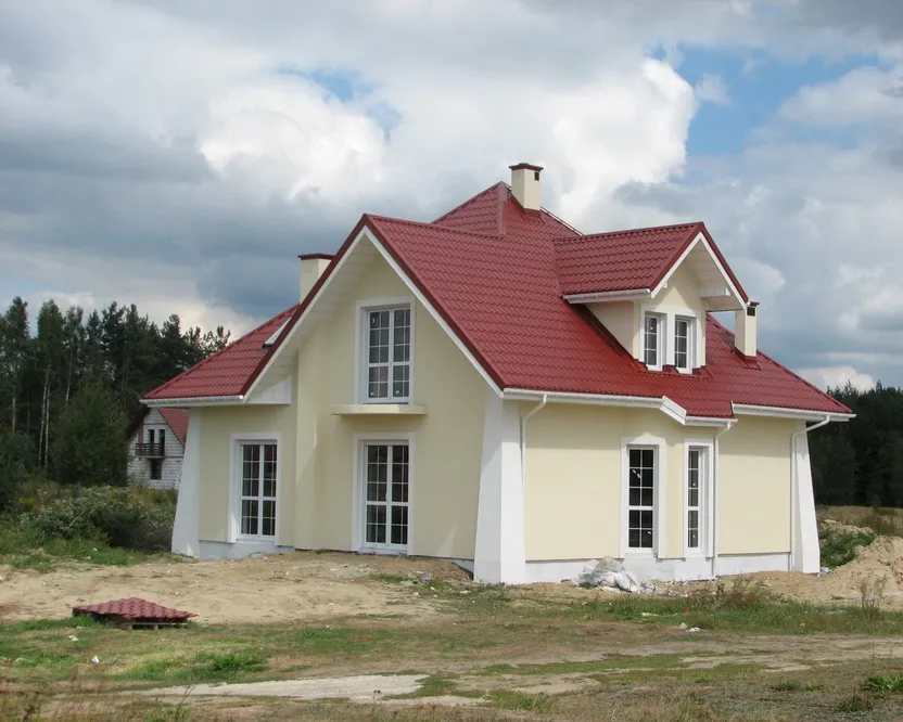 Zdjęcie Najlepsze kolory elewacji do czerwonego dachu i białych okien