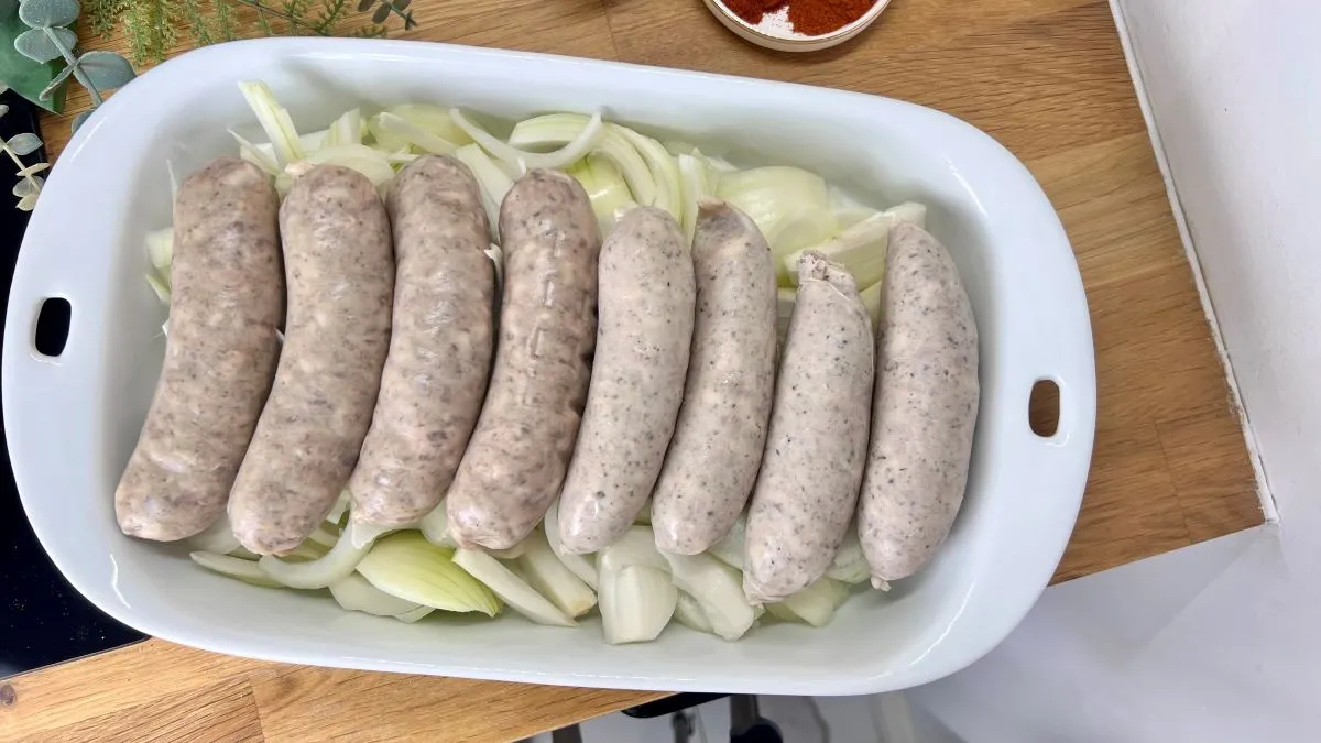 Zdjęcie Jak upiec kiełbasę w piekarniku, aby była soczysta i aromatyczna