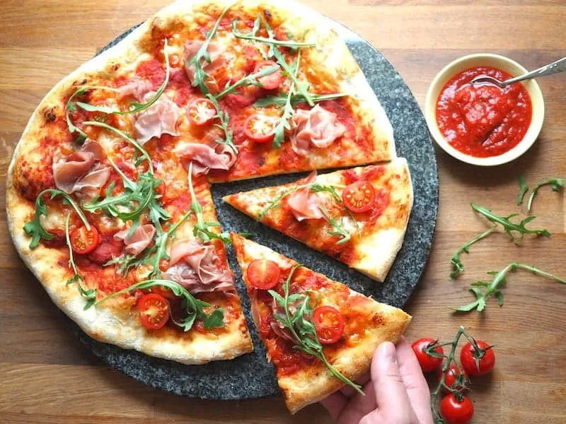 Zdjęcie Pizza jak z pizzerii przepis: idealne ciasto i smaki, które zachwycą