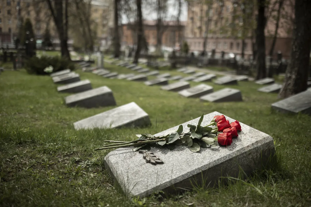 Zdjęcie Co zamiast pomnika na cmentarzu? Odkryj nietypowe i ekologiczne opcje