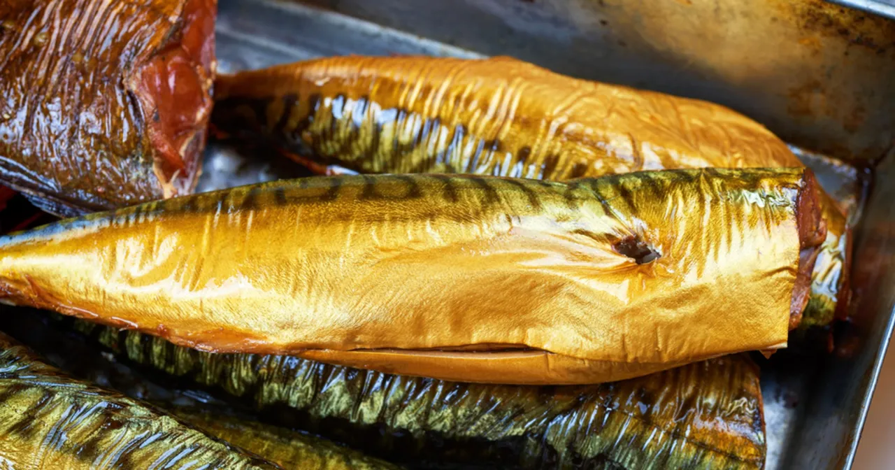 Zdjęcie Wędzona ryba z morza: Jak przewieźć, by smakowała jak świeża?