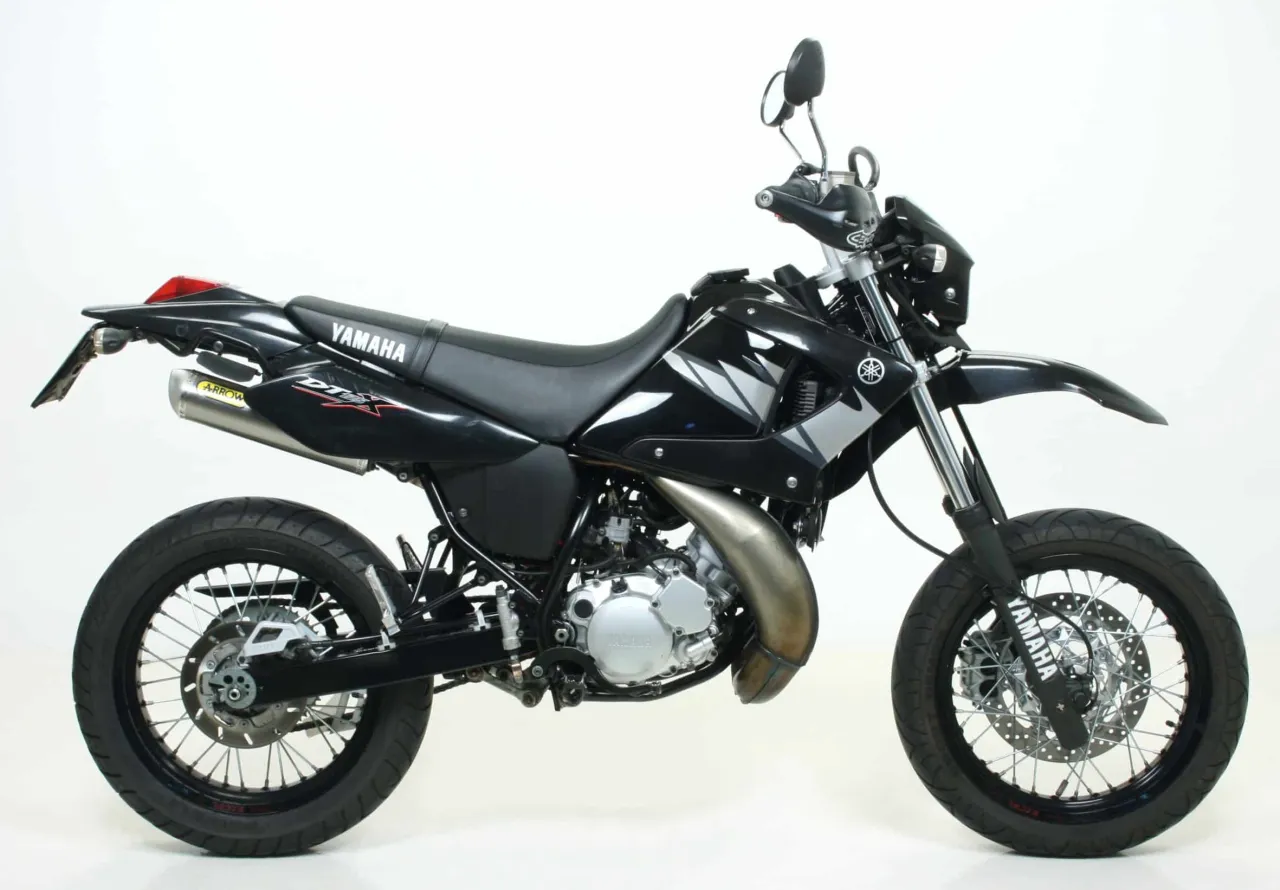 Zdjęcie Yamaha DT 125 ile ma koni? Moc silnika i specyfikacje modeli R i X