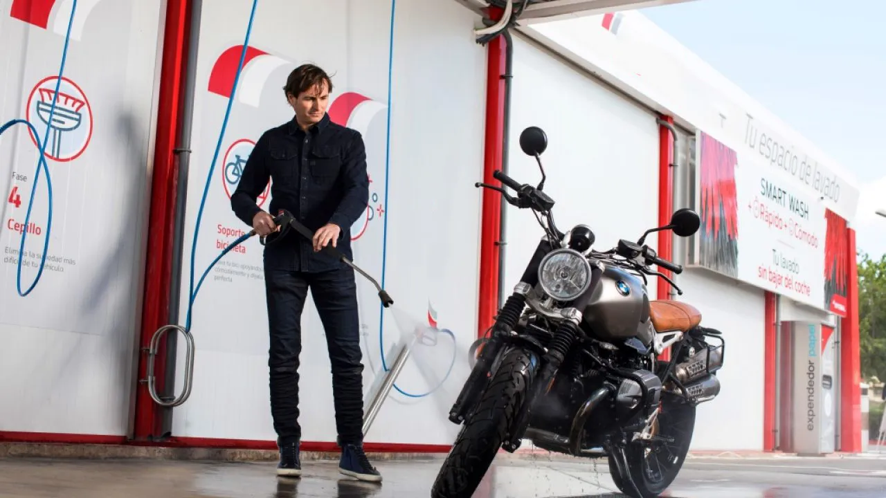 Zdjęcie Jak myć motocykl na myjni bezdotykowej bez ryzyka uszkodzeń?