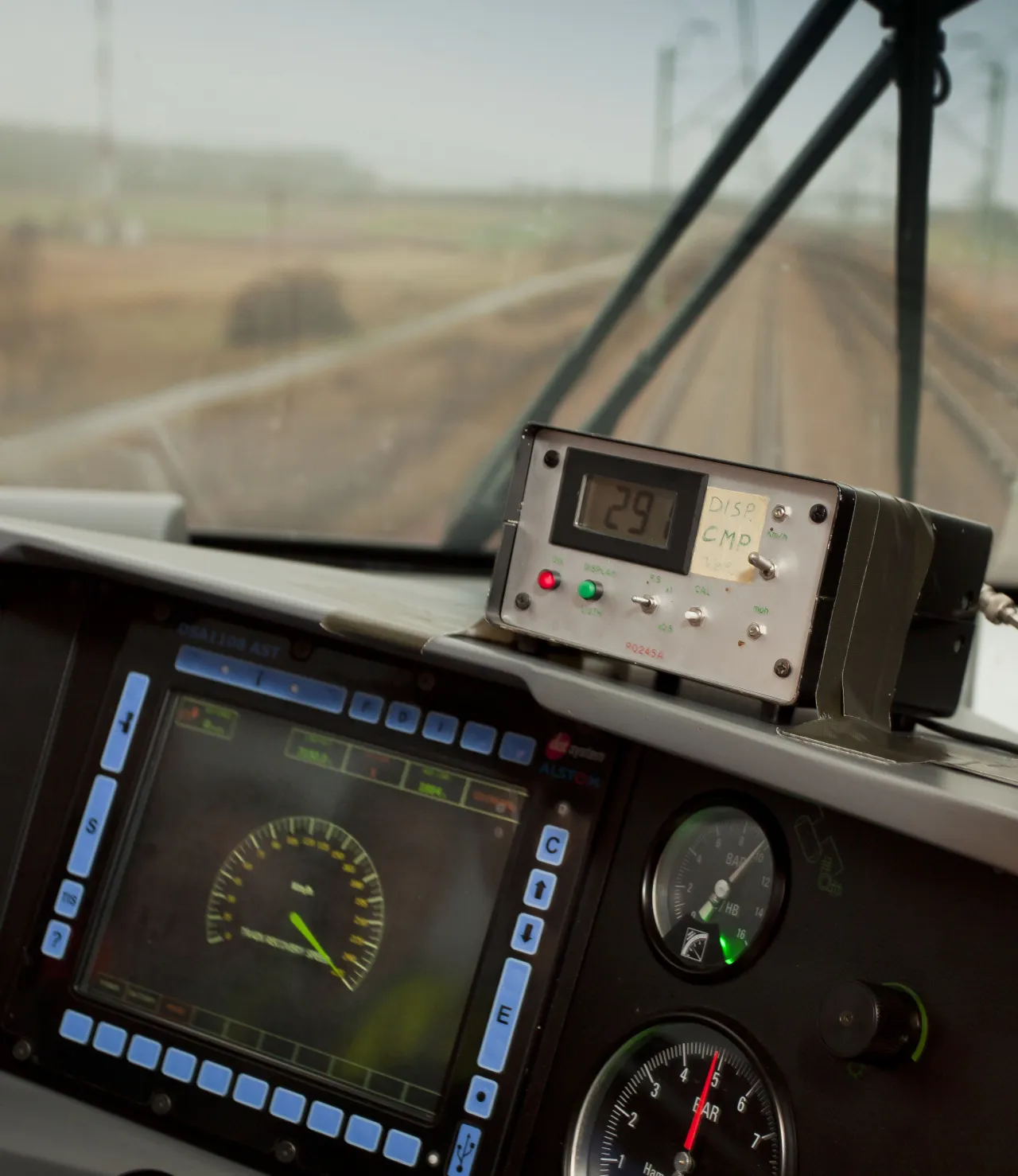 Zdjęcie Z jaką prędkością jedzie pociąg InterCity? Zaskakujące fakty o trasach