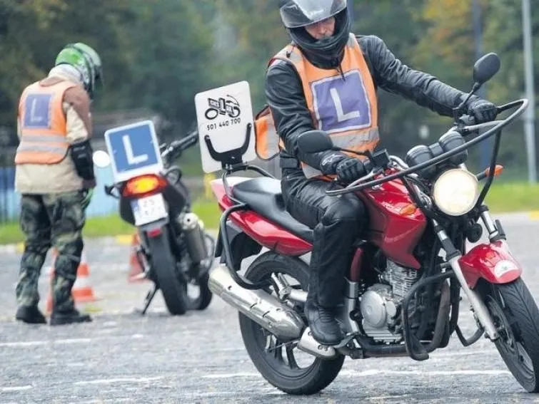 Zdjęcie Jakie uprawnienia na motorower? Sprawdź, co musisz wiedzieć!