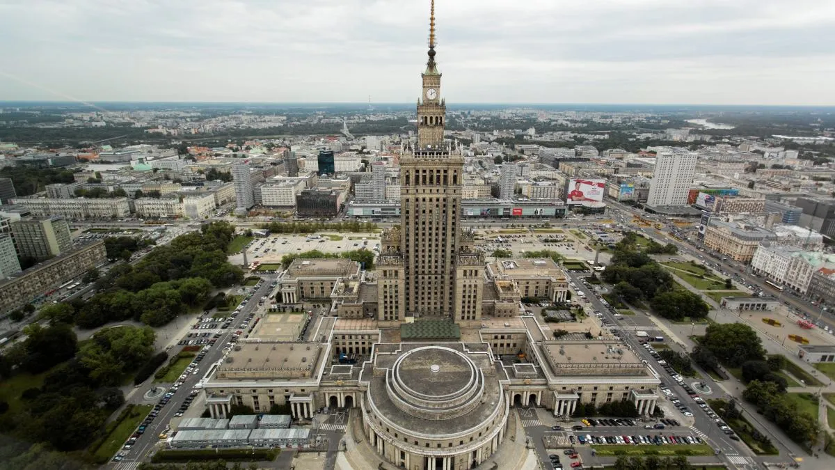 Zdjęcie Kto wybudował pałac kultury w Warszawie i dlaczego jest ważny?