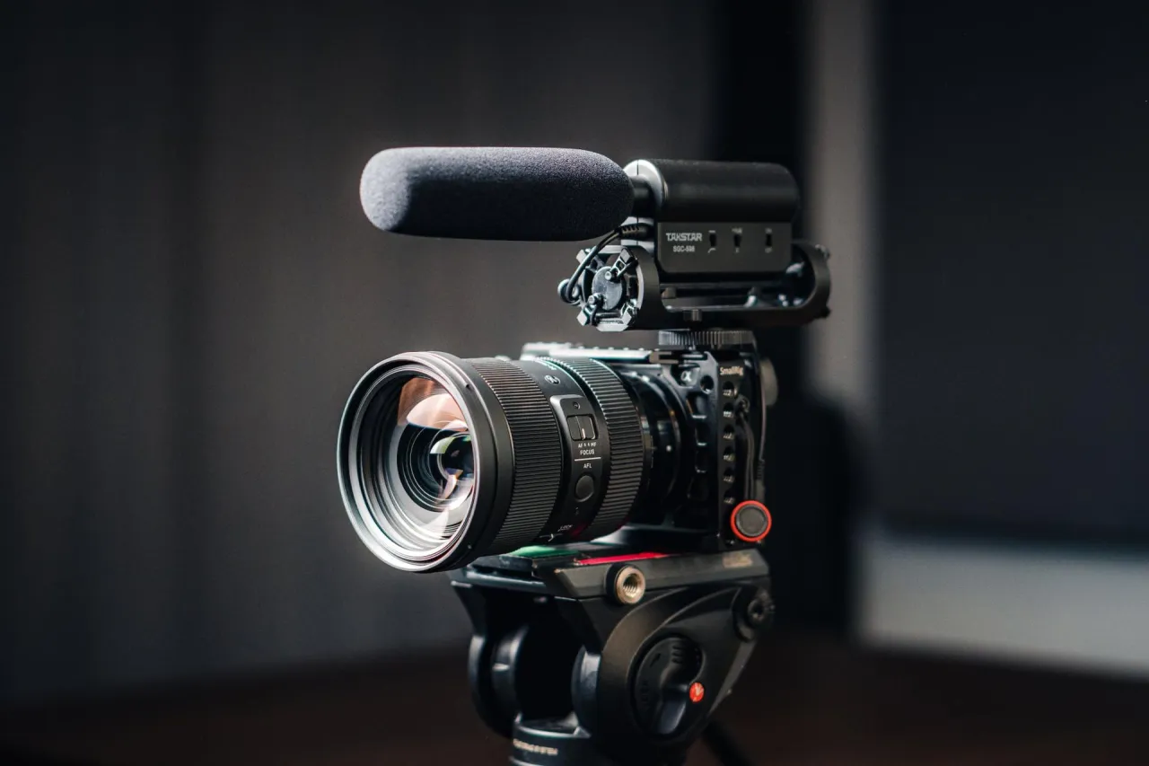 Zdjęcie Najlepsze obiektywy do filmowania w bezlusterkowcu. Profesjonalny wybór