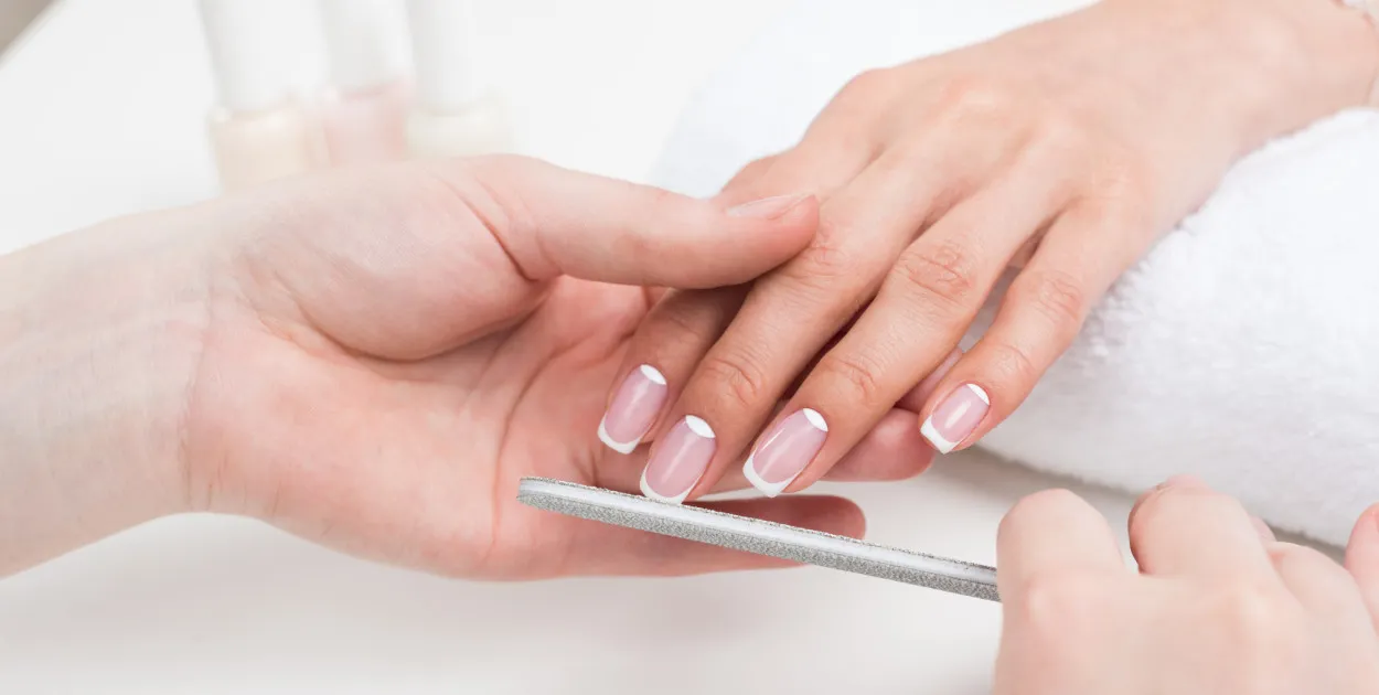 Zdjęcie Czy manicure hybrydowy szkodzi paznokciom? fakty, korzyści i zagrożenia