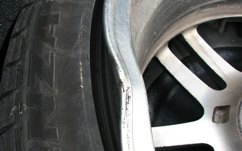 Zdjęcie Jak wyprostować felgę aluminiową – skuteczne metody i porady, które oszczędzą czas i pieniądze