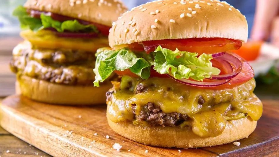 Zdjęcie Czym się różni hamburger od cheeseburgera – poznaj kluczowe różnice