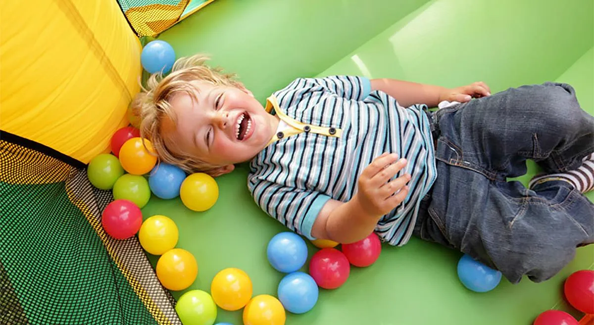Zdjęcie Zabawki sensoryczne Montessori – jak wspierają rozwój Twojego dziecka?