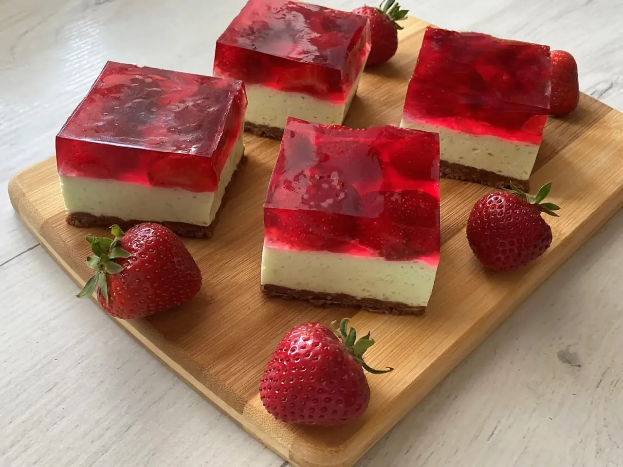 Zdjęcie Fit sernik z galaretką: przepis na zdrowy deser bez wyrzutów