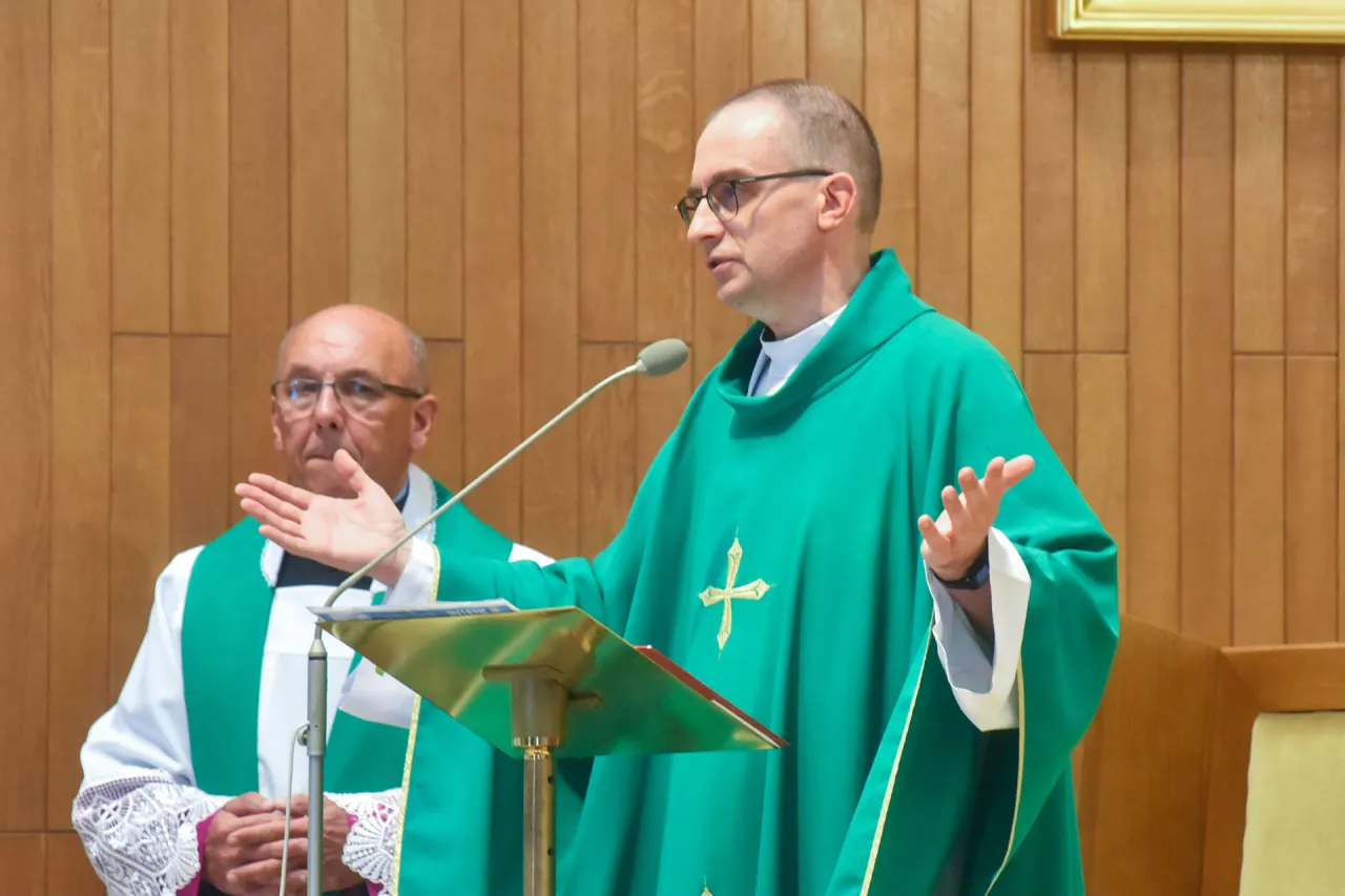 Para rozmawiająca z księdzem proboszczem w biurze parafialnym