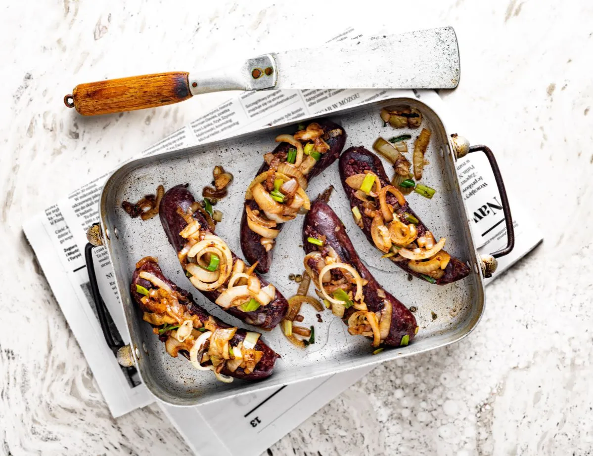 kaszanka z grilla na talerzu z warzywami