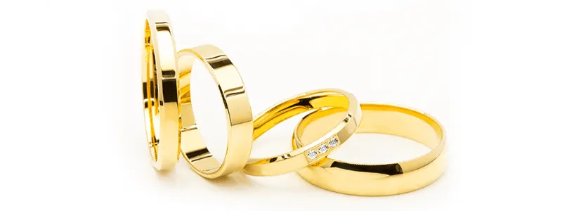 jubiler graweruje obrączki