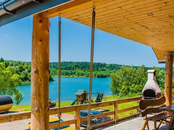 Domek nad Soliną z balią i widokiem na jezioro