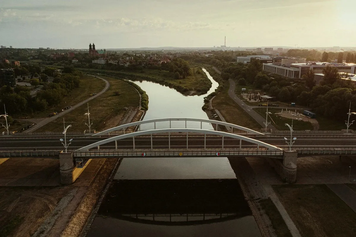 Motocyklista na malowniczej drodze w Wielkopolsce