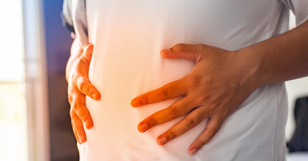 Domowe sposoby na ból żołądka zioła i ciepły okład